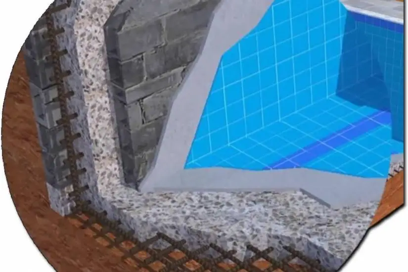 Estrutura de piscina de betão armado nos Açores